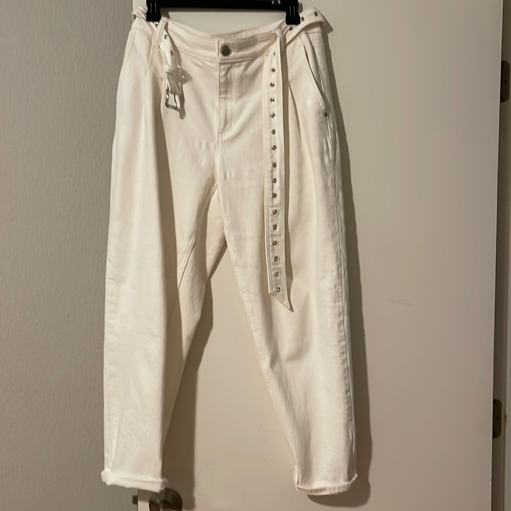 Michael Kors white denim pant, in a good condition size 6